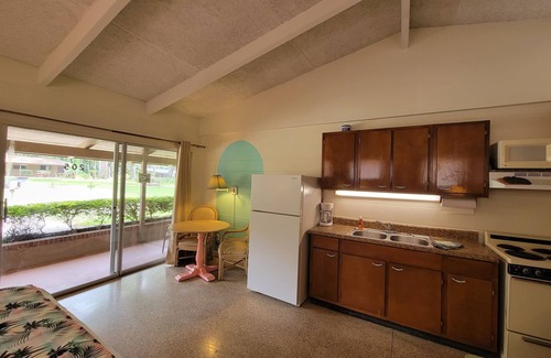 DeLand Hotel | Tropical Resort & Marina on Lake Beresford
