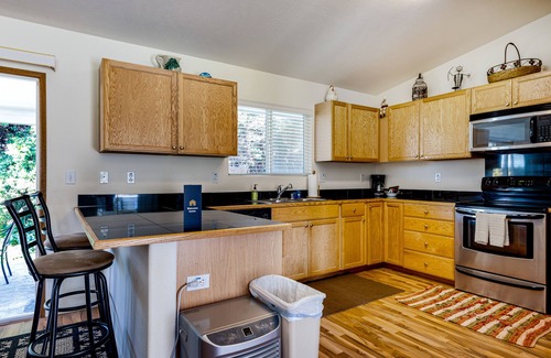 Volcano Casa | Tropical snowbird escape by world’s tallest volcano - lanai, yard & washer/dryer