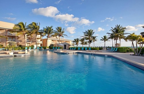 Crystal Harbour Apartamento | Tropical Studio w/ Ocean Views, Pool Access, & Dining at Driftwood Bar & Grill
