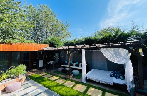 Newcastle-upon-Tyne Casa | Tropical Style House Near Newcastle City Centre