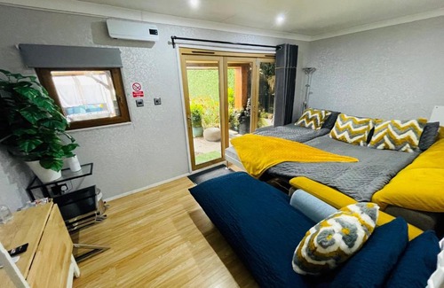 Newcastle-upon-Tyne Casa | Tropical Style House Near Newcastle City Centre