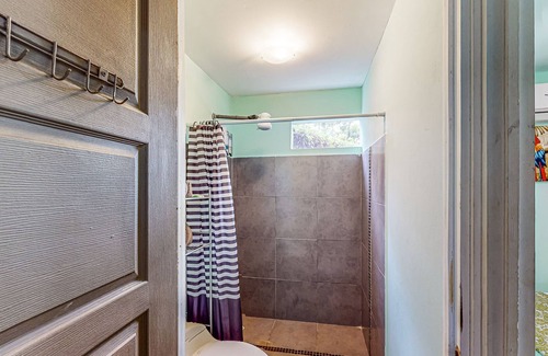 Tárcoles Cama Y Desayuno | Tropical villas with pool access, scenic balcony, & shared full kitchen, dogs ok