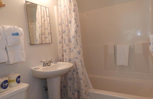 Tradewinds Hotel | Tropical Winds Beachfront Motel and Cottages
