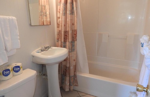 Tradewinds Hotel | Tropical Winds Beachfront Motel and Cottages
