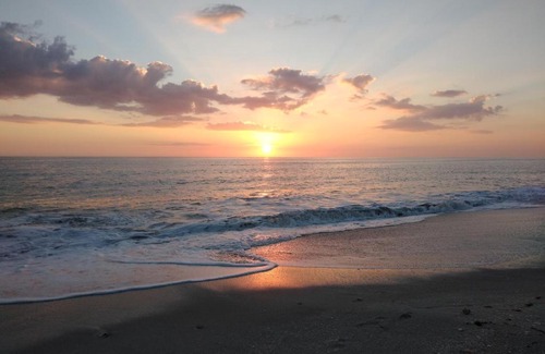 Tradewinds Hotel | Tropical Winds Beachfront Motel and Cottages