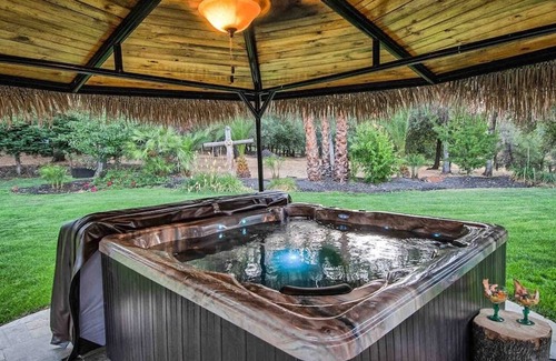 Redding Casa | Tropical - Your Ultimate Vacation