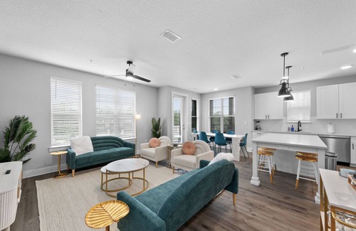 Deerwood Apartamento | Tropics Getaway: Dual 2BR/2BA Units w./ Pool & Gym