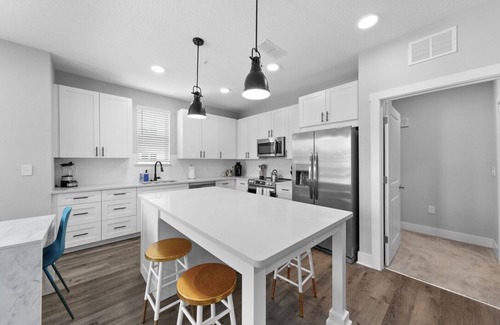 Deerwood Apartamento | Tropics Getaway: Dual 2BR/2BA Units w./ Pool & Gym