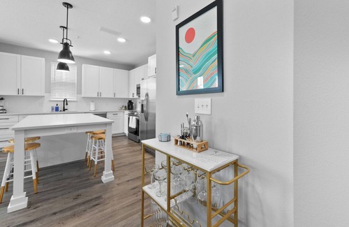 Deerwood Apartamento | Tropics Getaway: Dual 2BR/2BA Units w./ Pool & Gym