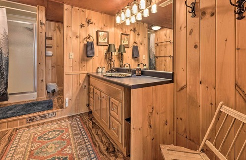 Lone Rock Cabina | Trout Lodge at Two Rivers - Waterfront Cabin!