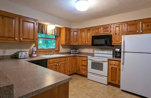 Moultonborough Cabina | Trout Pond House with Lake Kanasatka Beach access!