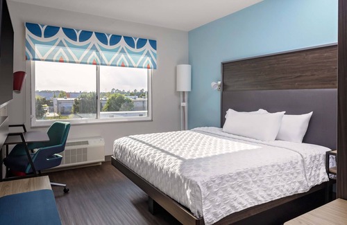Midtown Ocean City Hotel | Tru by Hilton Ocean City Bayside