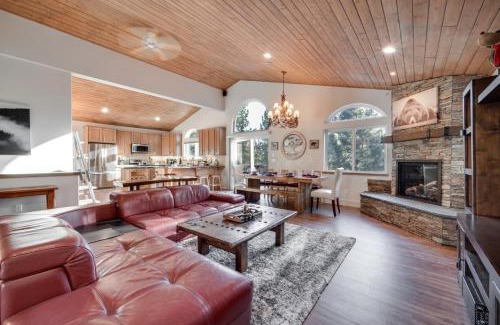Truckee Casa | Truckee Cabin with Hot Tub and Custom Furnishings