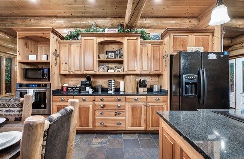 Pittman Center Cabina | Secluded Smoky Mtn Cabin | Hot Tub + King Suites Fire Pit