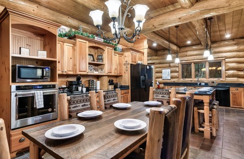 Pittman Center Cabina | Secluded Smoky Mtn Cabin | Hot Tub + King Suites Fire Pit
