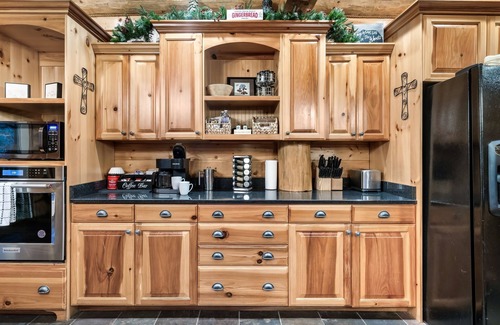 Pittman Center Cabina | Secluded Smoky Mtn Cabin | Hot Tub + King Suites Fire Pit