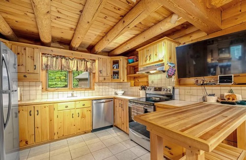 Canadensis Cabina | True Log Cabin in the Heart of Poconos with HOT TUB and MOVIE THEATER
