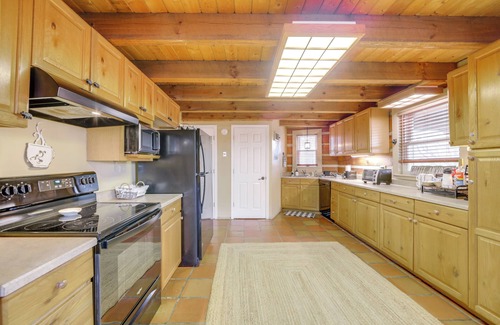 Waynesville Cabina | True Log Cabin w/ Game Room, Year-Round Views