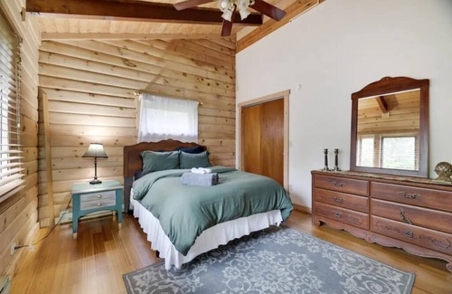 Cresco Cabina | Heated, Private Pool Cabin Retreat & hot tub