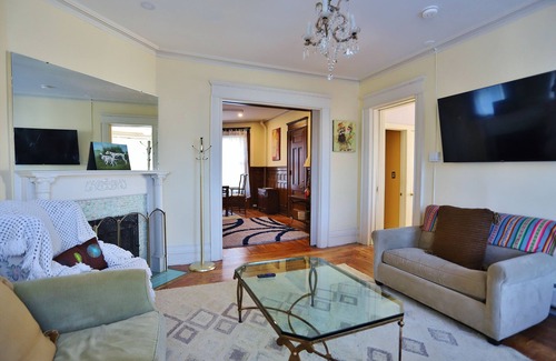 North Adams Apartamento | True Victorian in the Berkshires