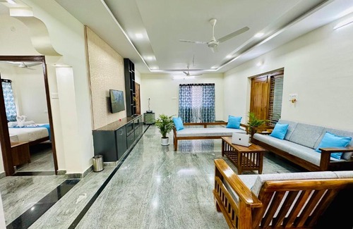 Tirupati Apartamento | TrueLife - Bhavya Manor - Breakfast Included - 2500 SFT Modern homes with Garden - Panorama Tirumala Mountain View - Peaceful Location - Fast WiFi - Many restaurants nearby - Large hall, AC bedrooms, Kitchen - Android TV - Top service with lots of Love