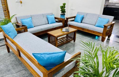 Tirupati Apartamento | TrueLife - Bhavya Manor - Breakfast Included - 2500 SFT Modern homes with Garden - Panorama Tirumala Mountain View - Peaceful Location - Fast WiFi - Many restaurants nearby - Large hall, AC bedrooms, Kitchen - Android TV - Top service with lots of Love
