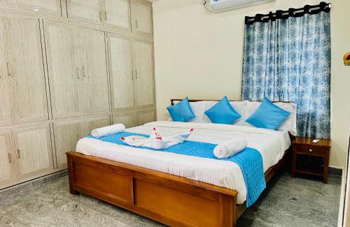 Tirupati Apartamento | TrueLife - Bhavya Manor - Breakfast Included - 2500 SFT Modern homes with Garden - Panorama Tirumala Mountain View - Peaceful Location - Fast WiFi - Many restaurants nearby - Large hall, AC bedrooms, Kitchen - Android TV - Top service with lots of Love