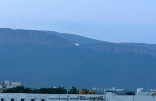 Tirupati Apartamento | TrueLife - Bhavya Manor - Breakfast Included - 2500 SFT Modern homes with Garden - Panorama Tirumala Mountain View - Peaceful Location - Fast WiFi - Many restaurants nearby - Large hall, AC bedrooms, Kitchen - Android TV - Top service with lots of Love