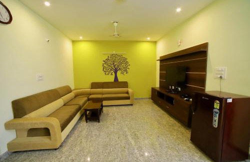 Tirupati Apartamento | TrueLife - Railway station - On way to Balaji Temple - Breakfast included - Large 2BHK AC Apartments - Enjoy morning Coffee Tea Milk - Modular Kitchen - Fast WiFi, Jio Smart TV - Easy access to all Temples - Travels - TrueLife's service with lots of Love