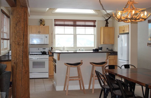 Saddle Ridge Condominio | Verdaderamente Ski In / Ski Out Condo! Amplio, duerme 11! Grandes vistas a la montaña!