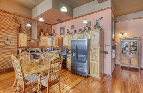 Whitewood Casa | Truly the GOAT! Hot tub, Pet friendly, Walk to bar/restaurant, Quiet, Unique