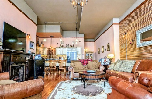 Whitewood Casa | Truly the GOAT! Hot tub, Pet friendly, Walk to bar/restaurant, Quiet, Unique