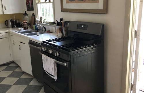 Lynn Casa | Tryon Love 2 min walk to downtown. Wood fireplace. Monthly rentals only.