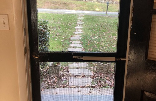 Lynn Casa | Tryon Love 2 min walk to downtown. Wood fireplace. Monthly rentals only.