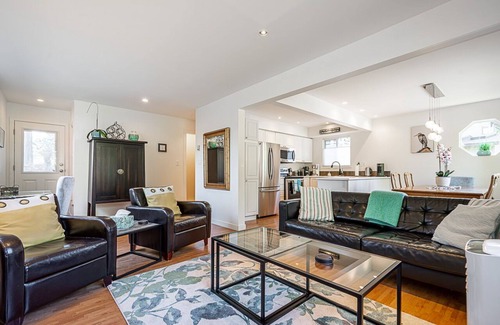 Delta Casa | Tsawwassen Lovely private Coach House - walk to shopping, beach and restaurants.
