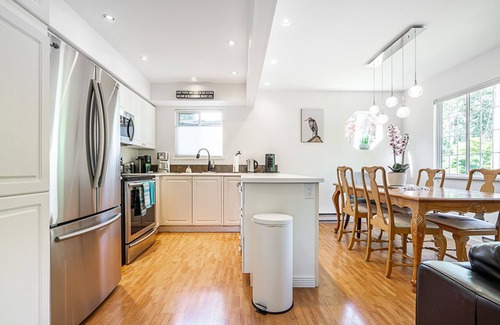 Delta Casa | Tsawwassen Lovely private Coach House - walk to shopping, beach and restaurants.