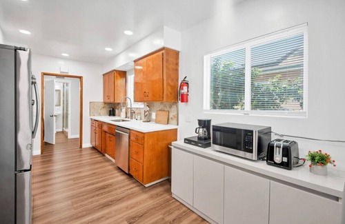 Monrovia Apartamento | Relaxing 3BR Near DTLA, Shops, & Parks #TravelSGV