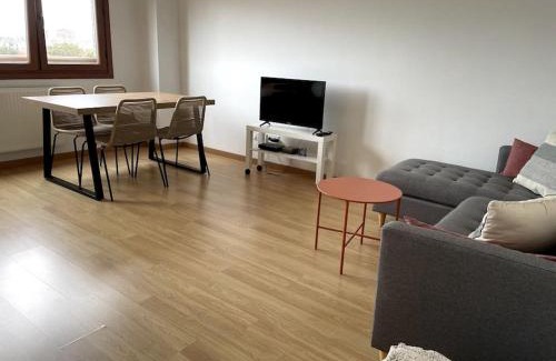 Distrito Oeste Apartamento | Tu hogar con vistas al mar y parking en Gijón