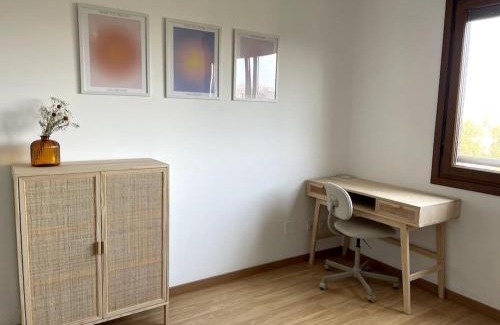 Distrito Oeste Apartamento | Tu hogar con vistas al mar y parking en Gijón