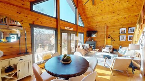 Cadiz Casa | Tucked Away on the Ridge - Quiet Fall Lake Retreat