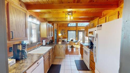 Cadiz Casa | Tucked Away on the Ridge - Quiet Fall Lake Retreat