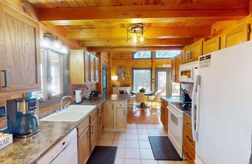 Cadiz Casa | Tucked Away on the Ridge - Quiet Fall Lake Retreat
