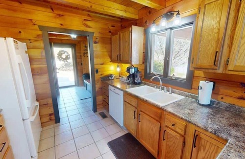 Cadiz Casa | Tucked Away on the Ridge - Quiet Fall Lake Retreat