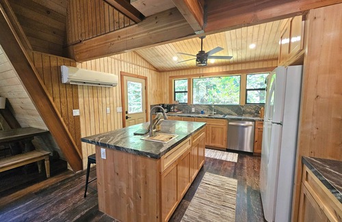 Sierra Cedars Cabina | This cabin is a 3 bedroom(s), 2 bathrooms, located in Shaver Lake, CA.