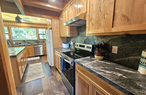 Sierra Cedars Cabina | This cabin is a 3 bedroom(s), 2 bathrooms, located in Shaver Lake, CA.