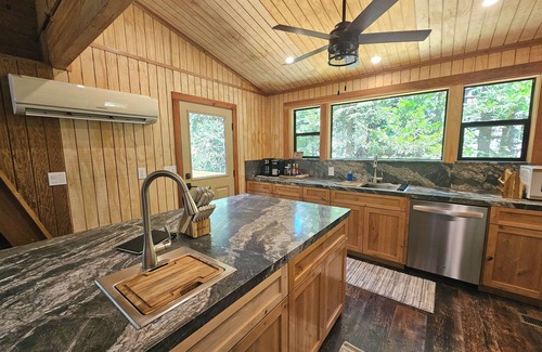 Sierra Cedars Cabina | This cabin is a 3 bedroom(s), 2 bathrooms, located in Shaver Lake, CA.