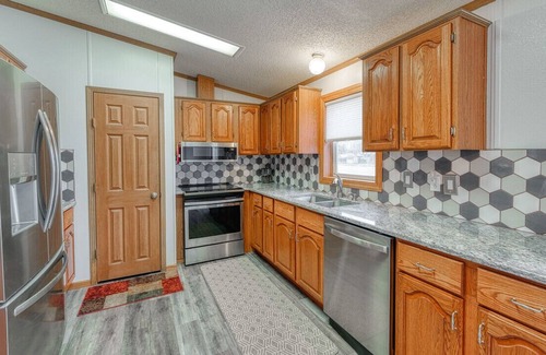 Salina Casa | Tucked off the Path-Yet near it all! <5 min to entertainment, colleges and more!