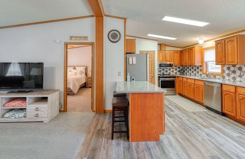 Salina Casa | Tucked off the Path-Yet near it all! <5 min to entertainment, colleges and more!