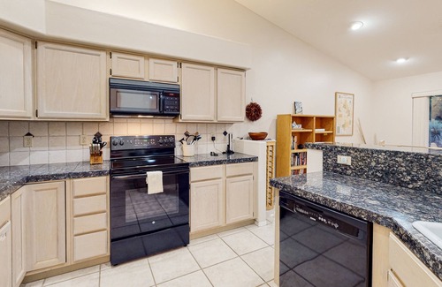 Casas Adobes Casa | Tucson National #8689 | Townhouse in Tucson with pool, golf, hot tub, & W/D