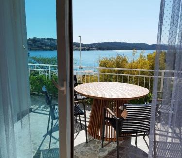 Okrug Gornji Apartamento | Tudija apartment3-West side place, 90m2, big terrace, beautiful beach front view